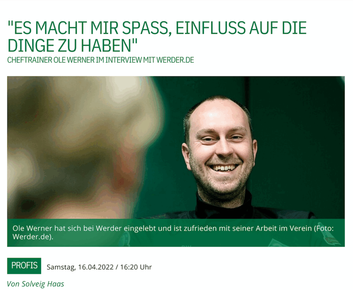Screenshot des Artikels. Fussballtrainer Ole Werner lacht, die Journalistin ist unscharf von hinten zu sehen.